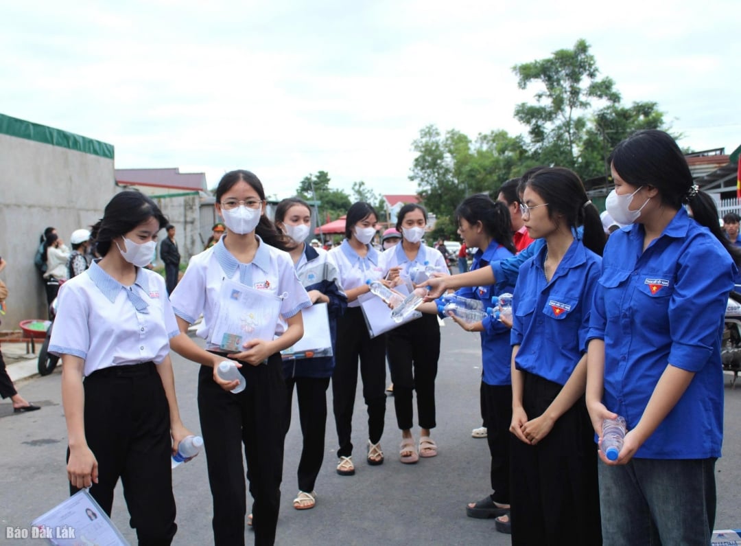 បេក្ខជន​ប្រឡង​នៅ​មណ្ឌល​ប្រឡង​សញ្ញាបត្រ​មធ្យម​សិក្សា​ទុតិយភូមិ (ស្រុក​អេស៊ប់)។ រូបថត៖ Dieu Huyen