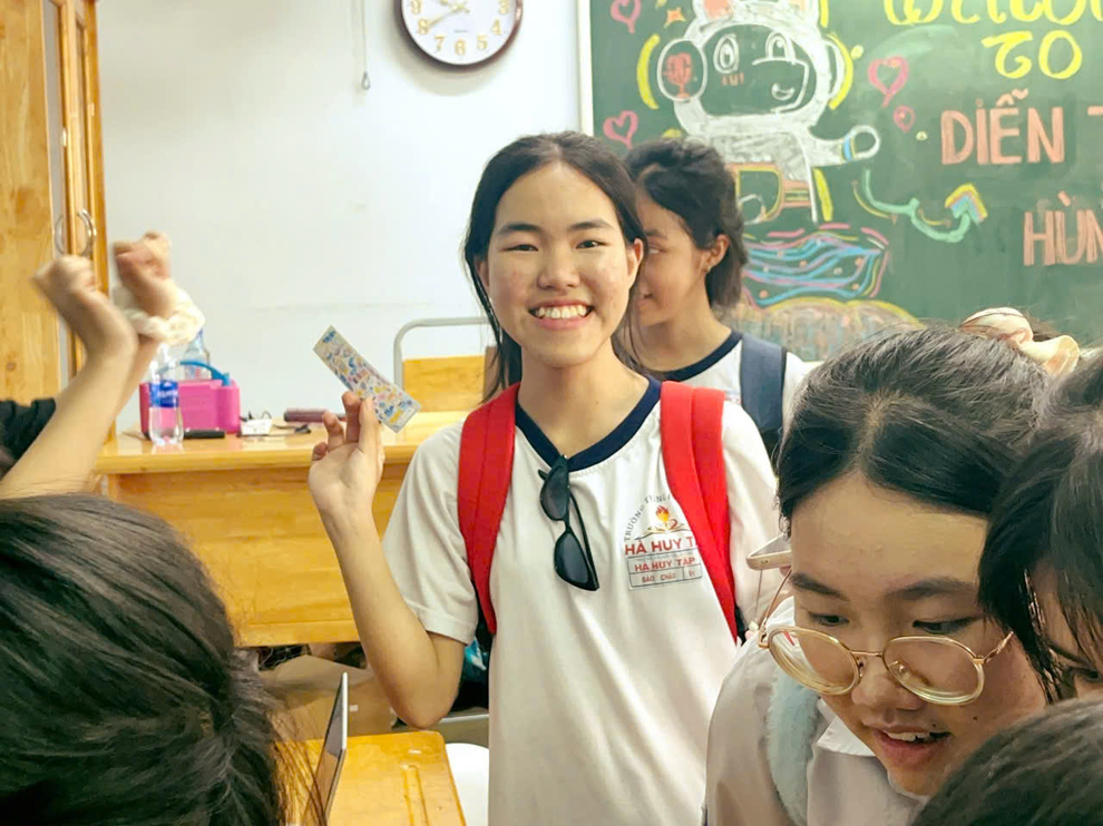Nữ sinh đạt 9,5 điểm văn: “Học giỏi quan trọng nhưng không phải là tất cả” - 2
