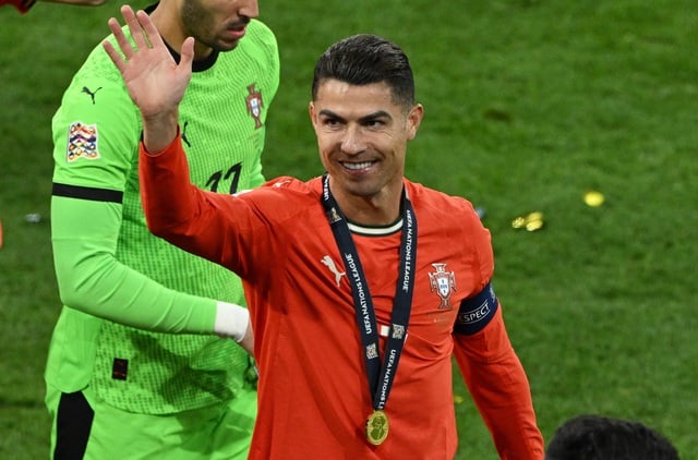 Tiết lộ mức lương khủng của Ronaldo khi ở lại Al Nassr, bỏ xa Messi- Ảnh 1.