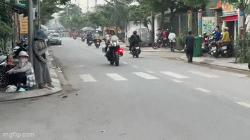 សិស្ស​ស្រី​ភ្លេច​អត្តសញ្ញាណប័ណ្ណ​ត្រូវ​ប៉ូលិស​ចរាចរណ៍​យក​ទៅ​កន្លែង​ប្រឡង