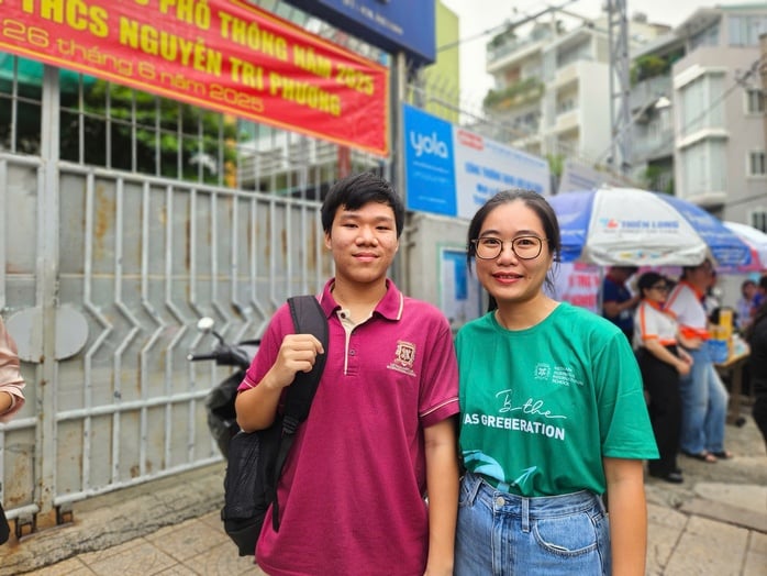 Túc trực tại điểm thi, cô hiệu phó lo lắng điểm danh từng học sinh của mình- Ảnh 3.