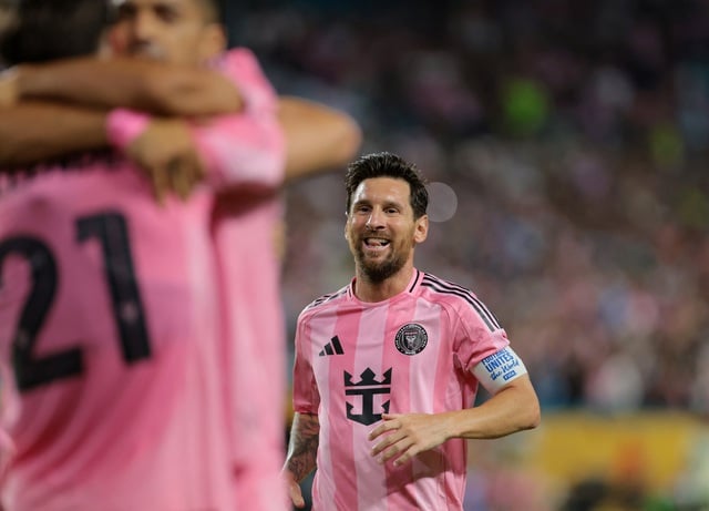 Tiết lộ mức lương khủng của Ronaldo khi ở lại Al Nassr, bỏ xa Messi- Ảnh 2.