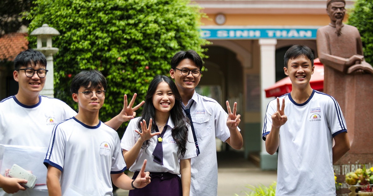 រូបភាពបេក្ខជននៅទីក្រុងហូជីមិញថ្ងៃដំបូងនៃការប្រឡងសញ្ញាបត្រមធ្យមសិក្សាទុតិយភូមិ