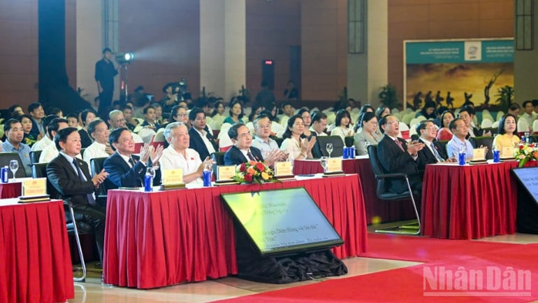 Chủ tịch Quốc hội Trần Thanh Mẫn và các đại biểu dự buổi lễ.