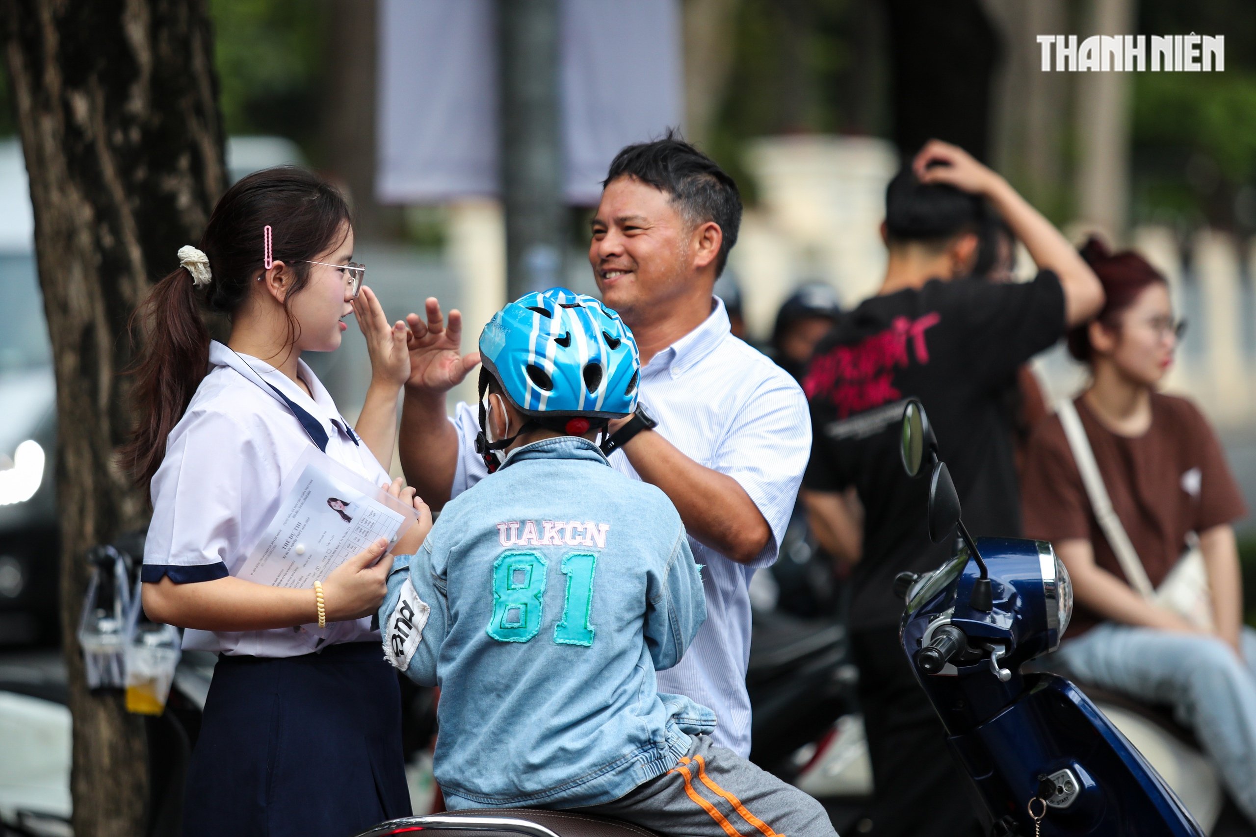 Imágenes emotivas de los candidatos en la ciudad de Ho Chi Minh en el primer día del examen de graduación de secundaria de 2025 - Foto 5.