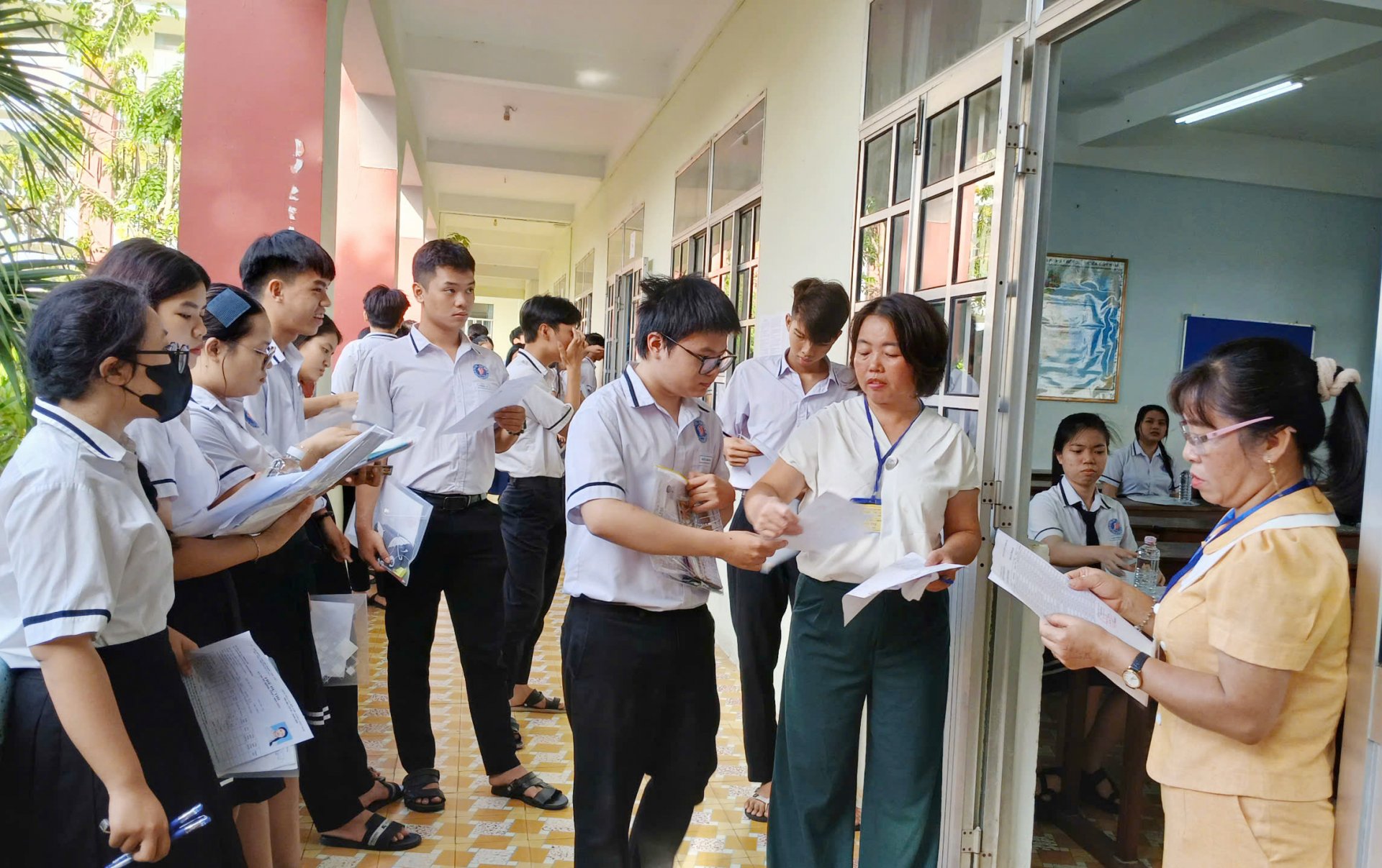 Candidatos se registran para el examen de Literatura en la Escuela Secundaria Duy Tan. Foto: TRUNG HIEU