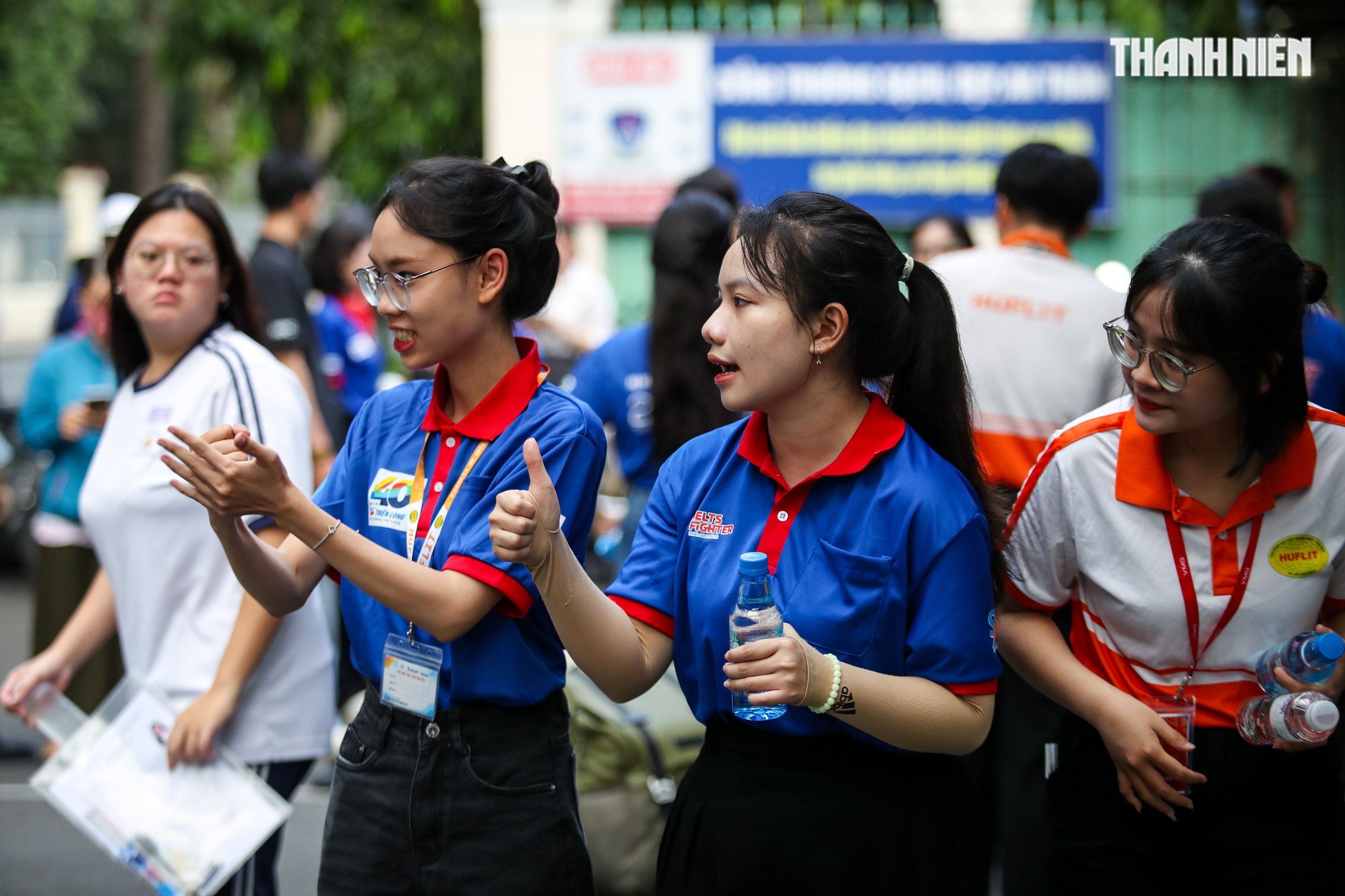 Imágenes emotivas de los candidatos en la ciudad de Ho Chi Minh en el primer día del examen de graduación de secundaria de 2025 - Foto 7.