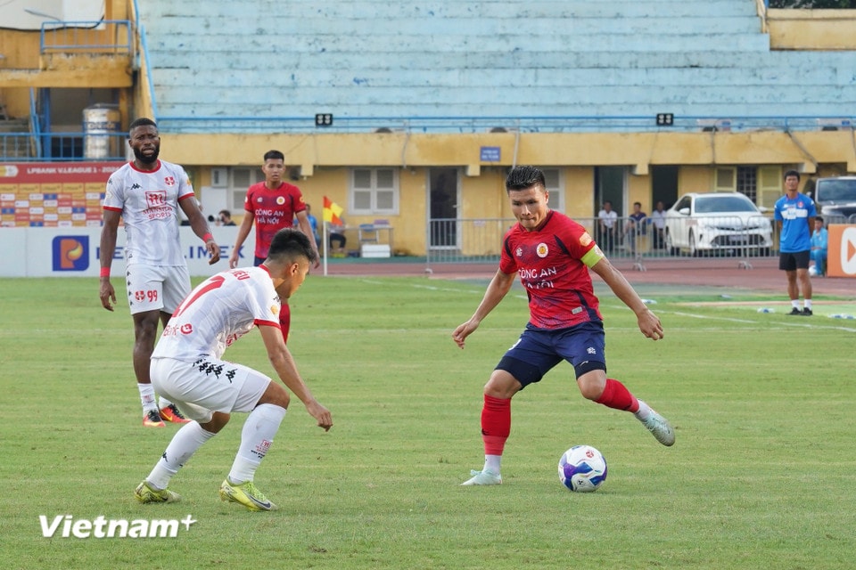 Welcoming the visiting team Hai Phong (in white) in the final round of the season, Cong An Ha Noi took the field with the strongest squad, determined to win all 3 points to end the season in the top 3. (Photo: Minh Thu/Vietnam+)
