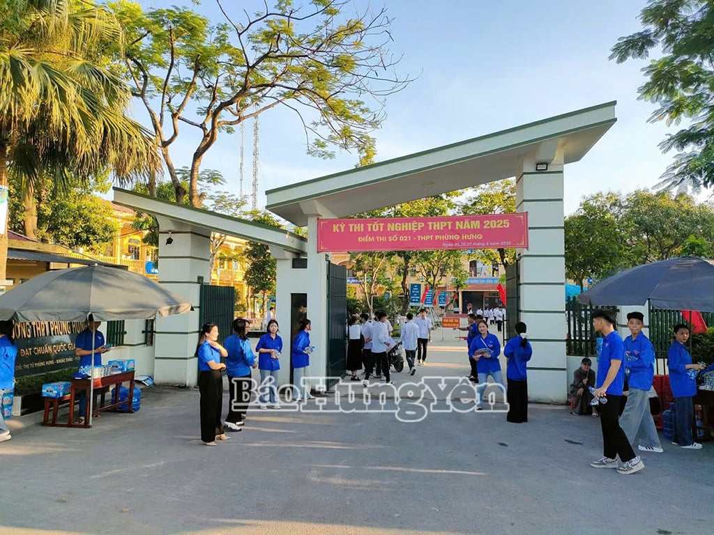 Tại điểm thi THPT Phùng Hưng (Khoái Châu) các thanh niên tình nguyện túc trực để hỗ trợ kịp thời cho sĩ tử