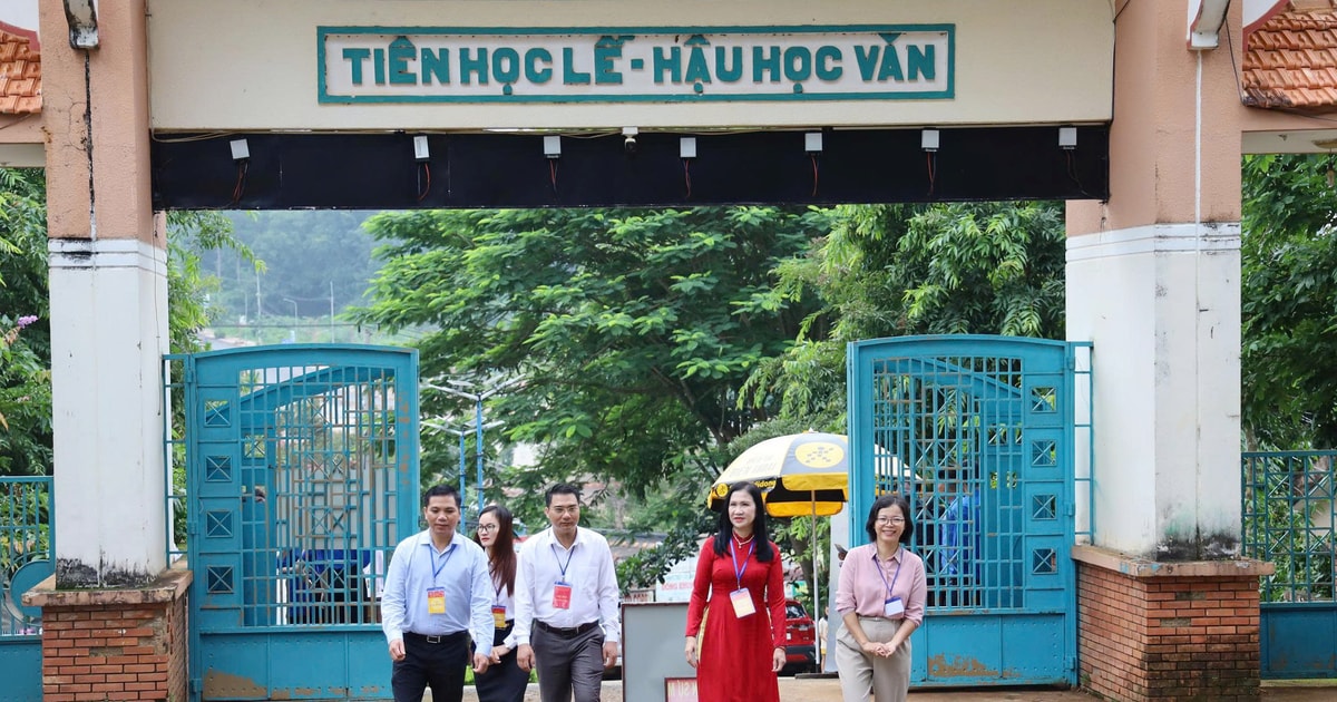 Vice Chairwoman of the Provincial People's Committee Ton Thi Ngoc Hanh inspected graduation exam sites.
