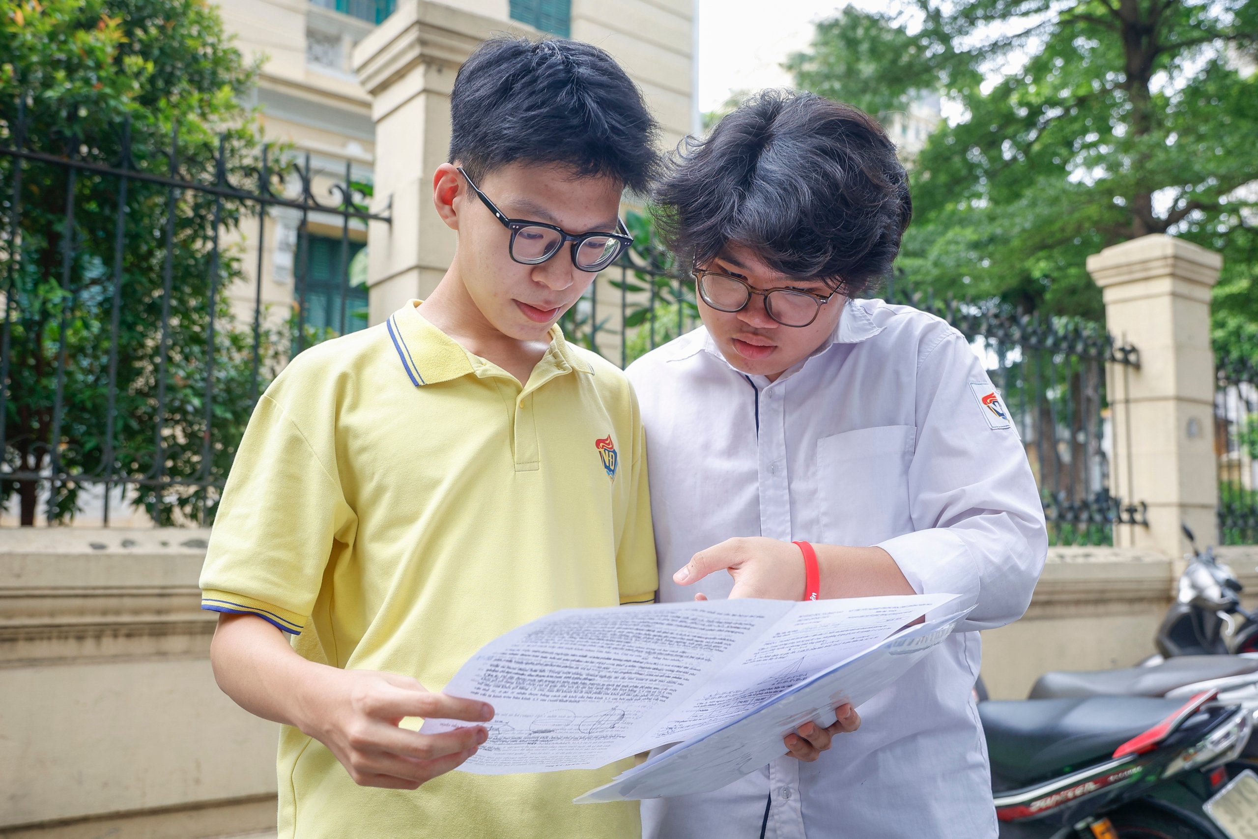 Thí sinh Hà Nội vui buồn lẫn lộn sau bài thi môn toán - Ảnh 1.