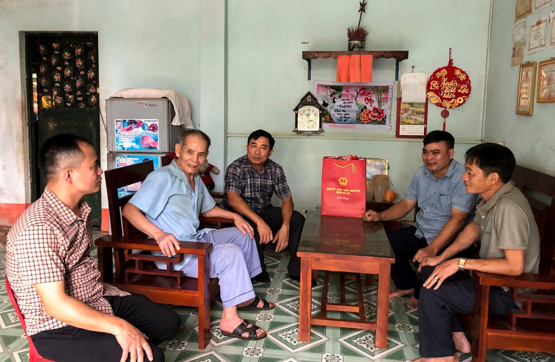 tham-hoi-dong-vien-ong-hoang-anh-tan-thon-km4-xa-ban-vuoc.jpg