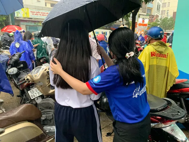 ប៉ះរូបភាពឪពុកម្តាយនៅទីក្រុងហូជីមិញរង់ចាំកូនៗប្រឡងបាក់ឌុប រូបថតទី៨