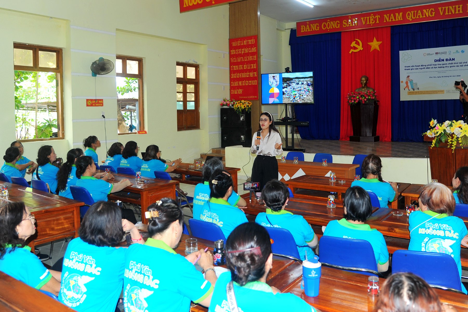 Đại diện GreenHub thông tin về thực trạng rác thải, việc thu gom rác tái chế trên địa bàn tỉnh. Ảnh: ANH NGỌC