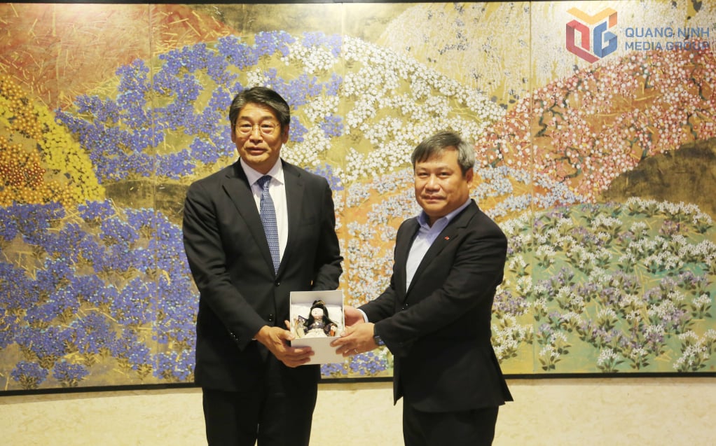 เอกอัครราชทูตวิสามัญผู้มีอำนาจเต็มแห่งญี่ปุ่นประจำเวียดนามมอบของที่ระลึกแก่เลขาธิการพรรคประจำจังหวัด