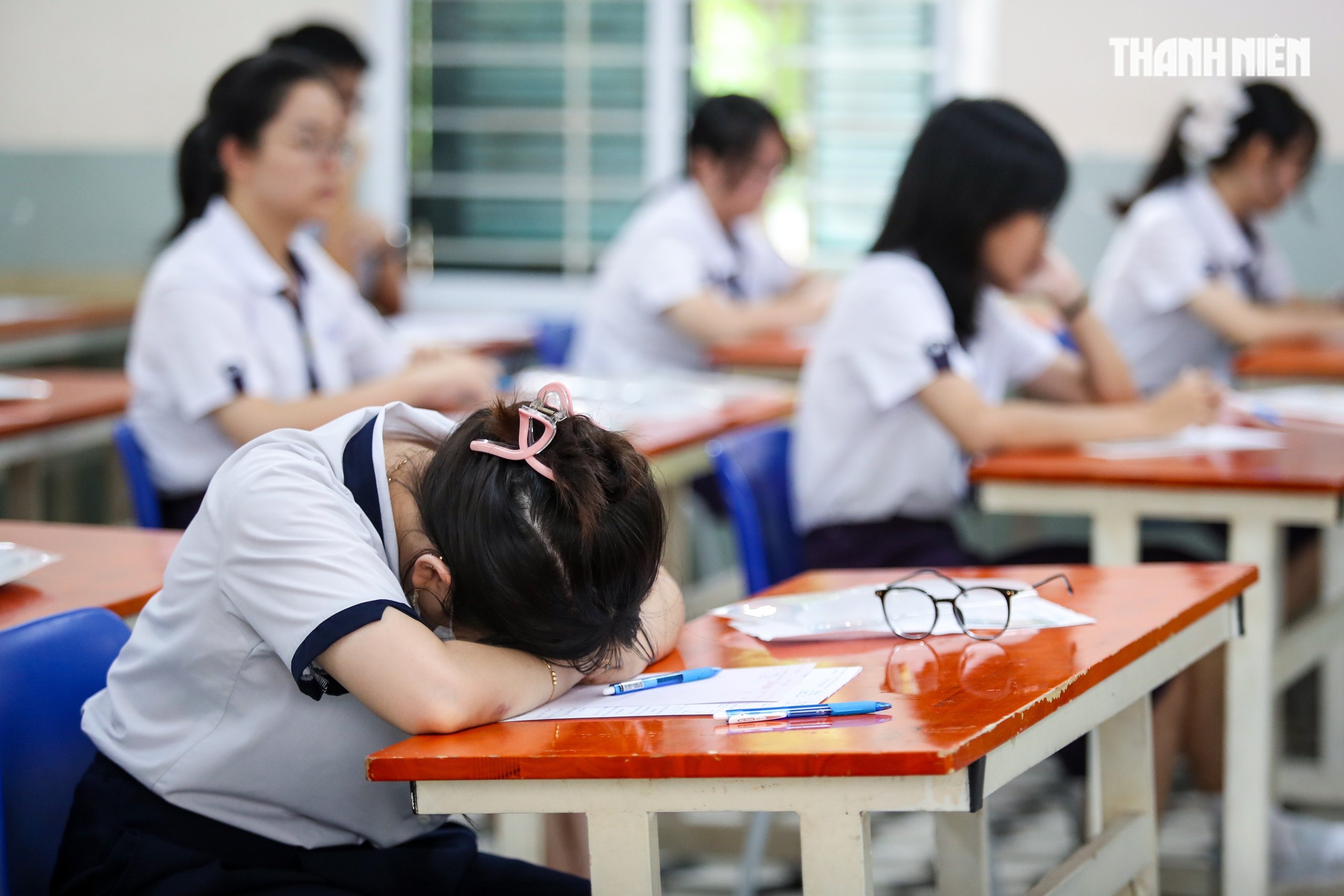 Imágenes emotivas de los candidatos en la ciudad de Ho Chi Minh en el primer día del examen de graduación de secundaria de 2025 - Foto 15.