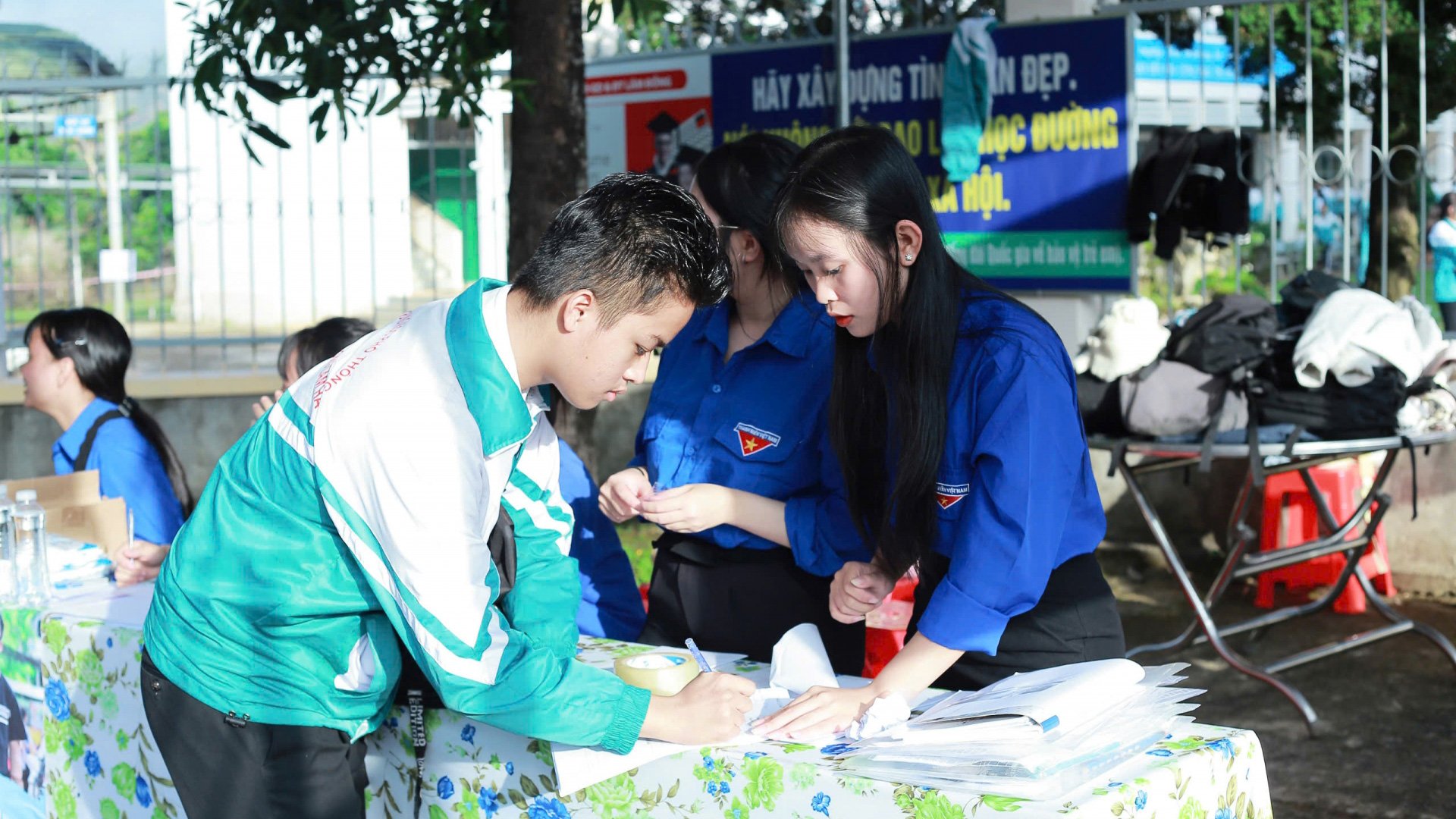 Các bạn đoàn viên, thanh niên tham gia hỗ trợ các thí sinh trong ngày thi đầu tiên