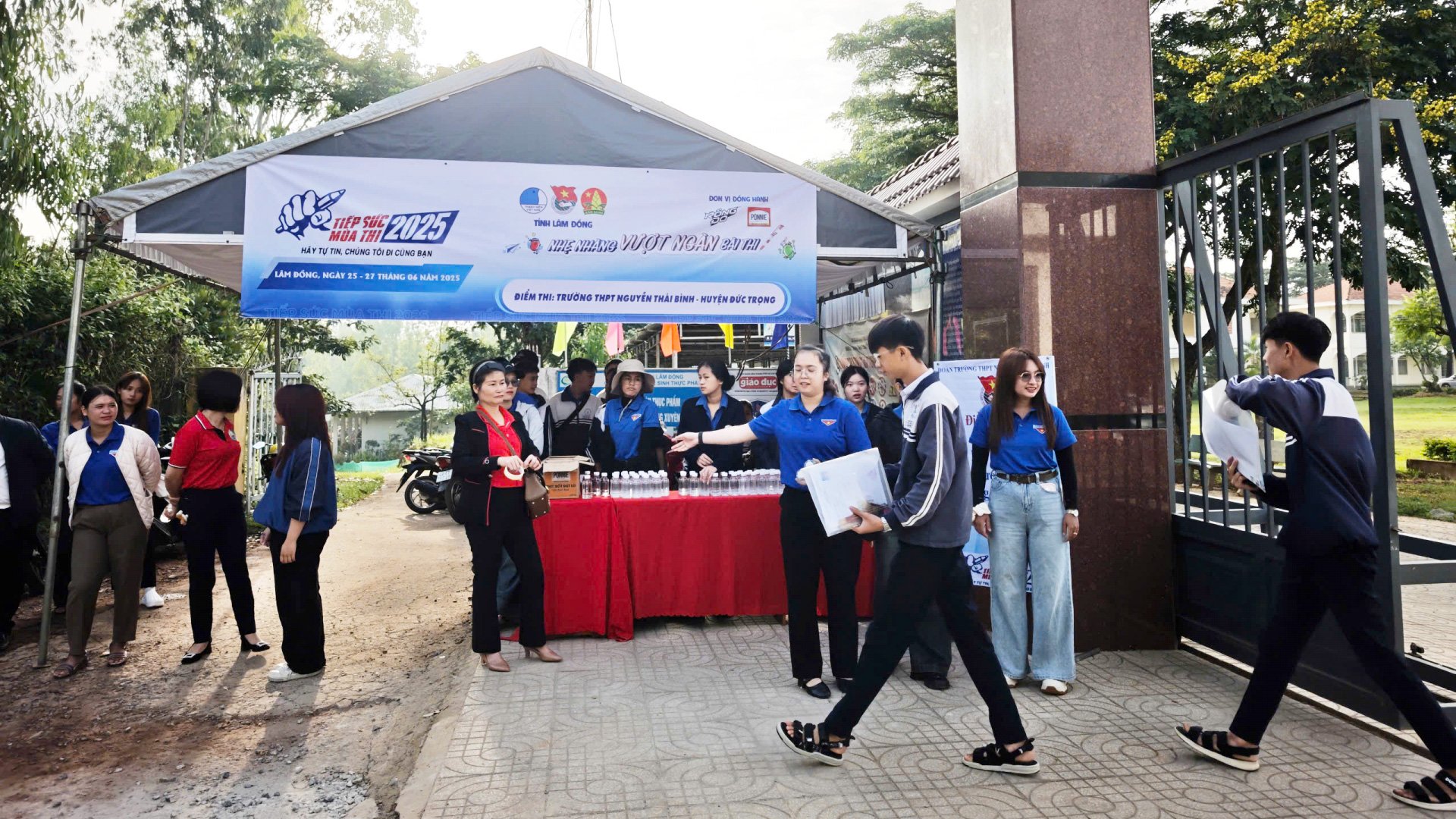 Đội hình tình nguyện túc trực, hỗ trợ thí sinh tại các điểm thi trên địa bàn