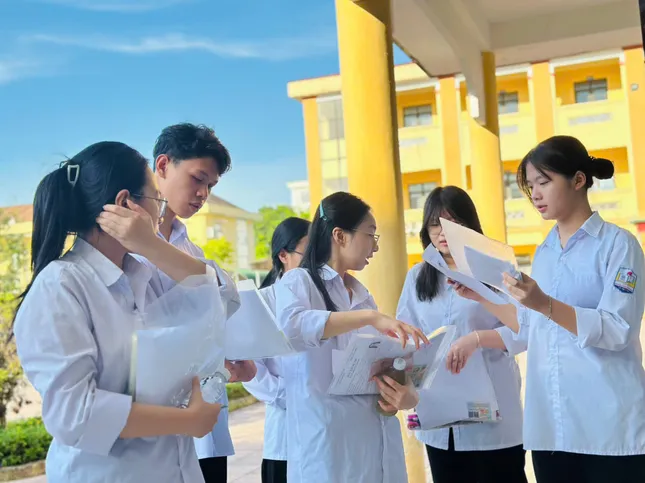 សិស្សជិត 1.15 លាននាក់ឆ្លងផុតការប្រឡងចក្រពត្តិ៖ សំណួរប្រឡងផ្ទាល់ ការដោះស្រាយសំណួរអក្សរសាស្ត្រ រូបថតទី 4