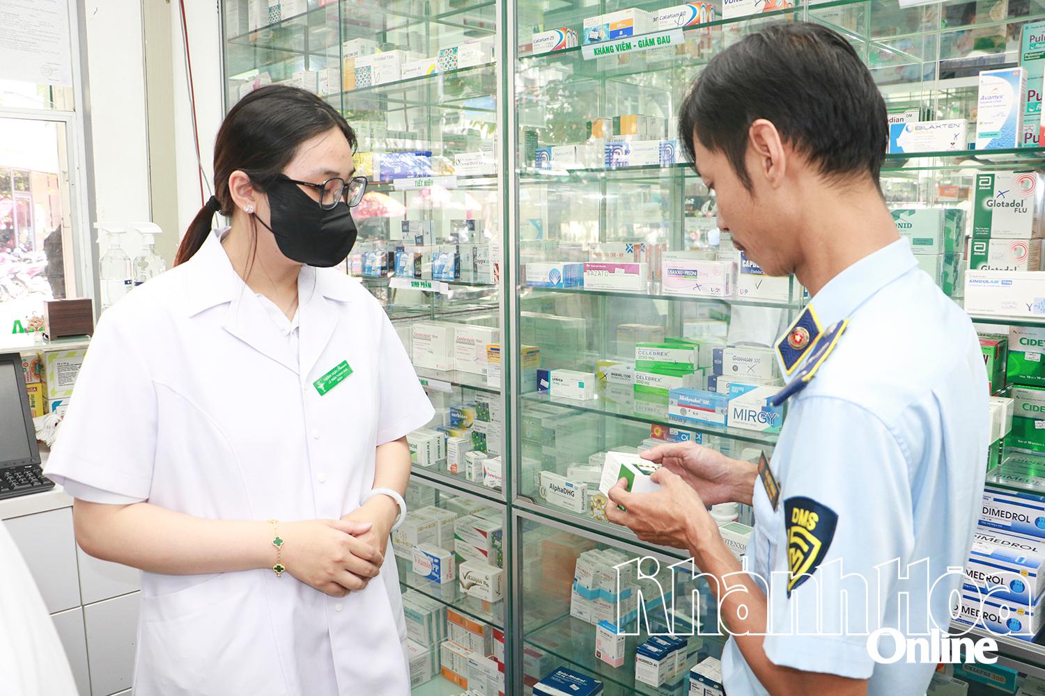 Lực lượng Quản lý thị trường kiểm tra tại một cơ sở kinh doanh thuốc ở Nha Trang.
