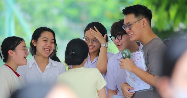 ដាណាង៖ បេក្ខជនផ្ញើសេចក្តីស្រឡាញ់ចំពោះមាតុភូមិតាមរយៈការប្រឡងអក្សរសាស្ត្ររបស់ពួកគេ។