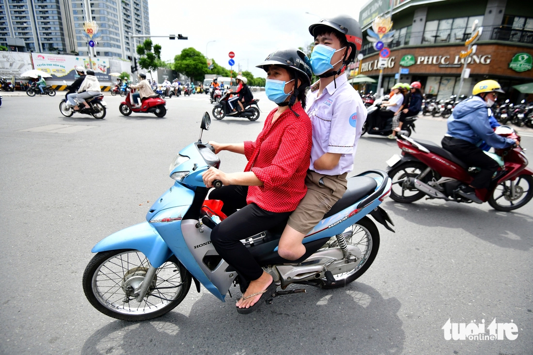 Gia Lâm đi thi tốt nghiệp, không bàn tay nhưng không muốn phiền thầy cô viết bài thay - Ảnh 2.