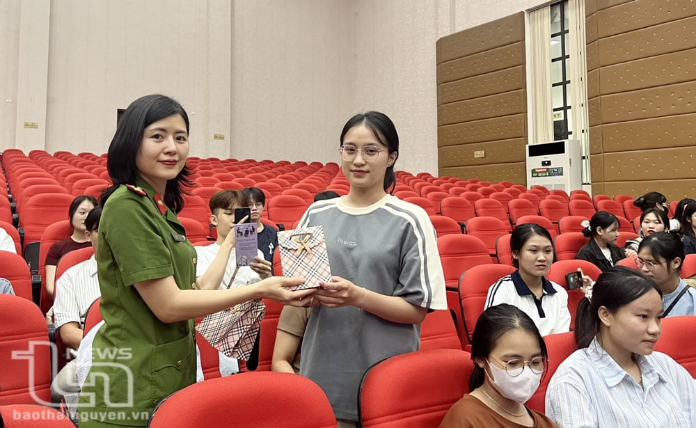 Sinh viên được nhận quà khi trả lời đúng câu hỏi kiến thức về ma túy và tội phạm ma túy.