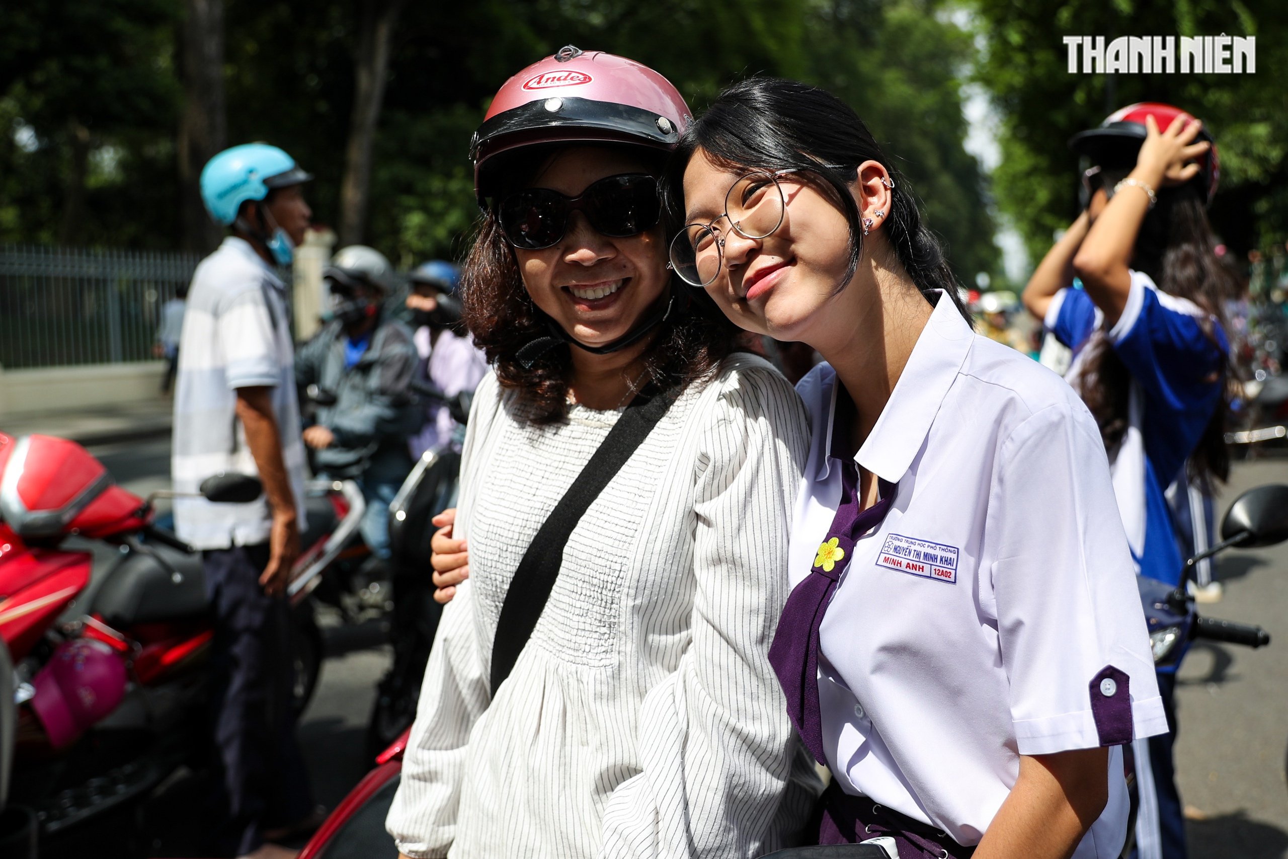 Imágenes emotivas de candidatos en la ciudad de Ho Chi Minh en el primer día del examen de graduación de secundaria 2025 - Foto 18.