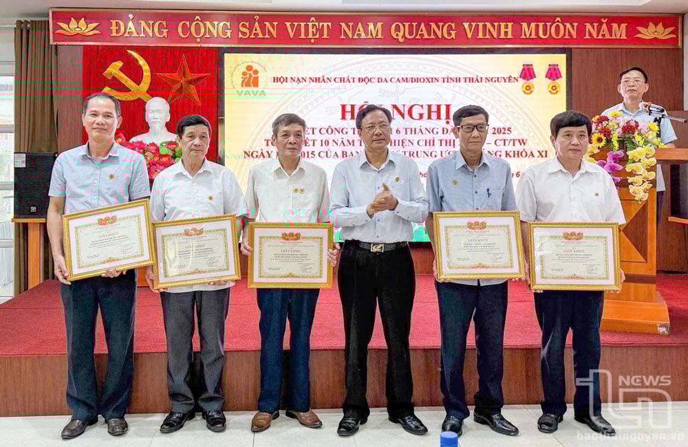Lãnh đạo Hội Nạn nhân chất độc da cam/dioxin tỉnh trao thưởng cho các tập thể đạt kết quả xuất sắc trong thực hiện Chỉ thị 43-CT/TW.