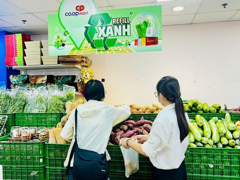 Mang túi môi trường để mua sắm sẽ được Co.opmart tặng ngay rau củ xanh- Ảnh 1.