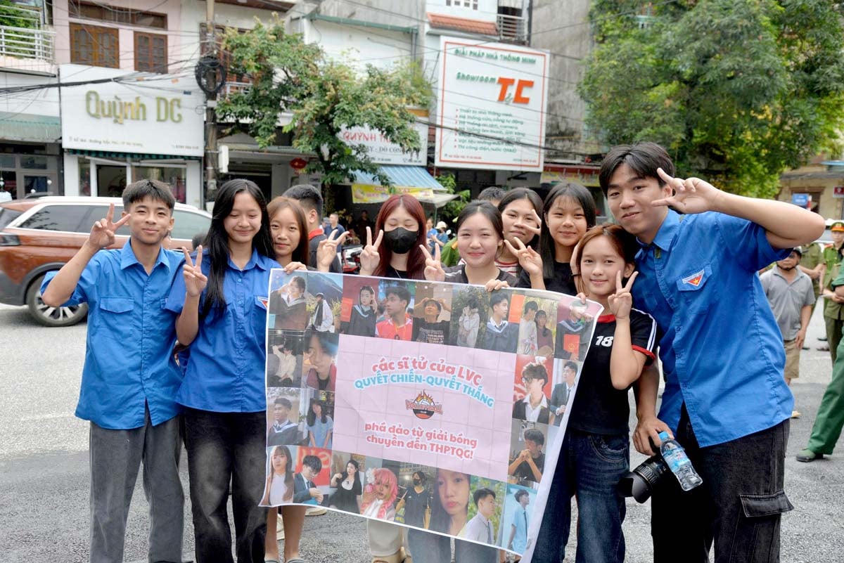 Đoàn viên thanh niên, người thân, bạn bè cùng cổ vũ các thí sinh (ảnh: MỘC LAN)