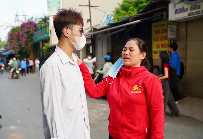 សិស្សជិត 1.15 លាននាក់ឆ្លងផុតការប្រឡងចក្រពត្តិ៖ សំណួរប្រឡងផ្ទាល់ ដោះស្រាយសំណួរអក្សរសាស្ត្រ រូបថត 43