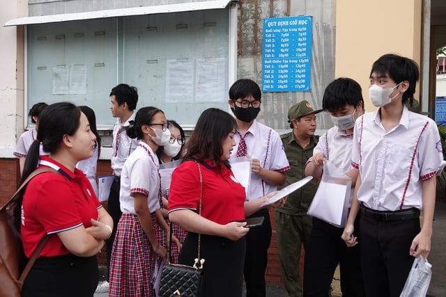 'Độc nhất' miền Tây: Thầy cô bền bỉ tiếp sức mùa thi suốt 30 năm - Ảnh 3.