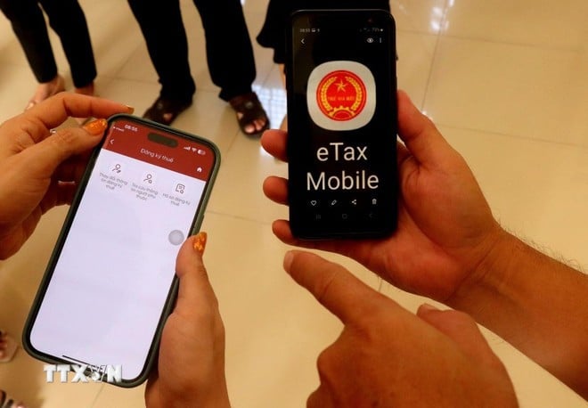 Instructions d'installation d'eTax Mobile pour les utilisateurs de téléphones portables. (Photo : Thu Hien/VNA)