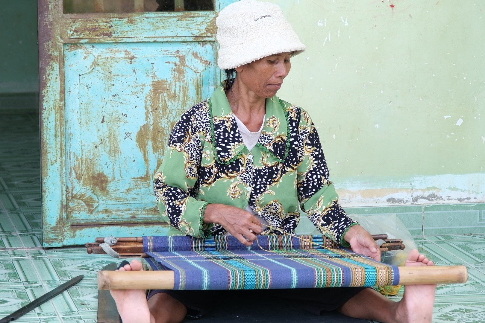 Người dân Đam Pao, xã Đạ Đờn gìn giữ nghề dệt truyền thống, kết hợp phục vụ du lịch cộng đồng