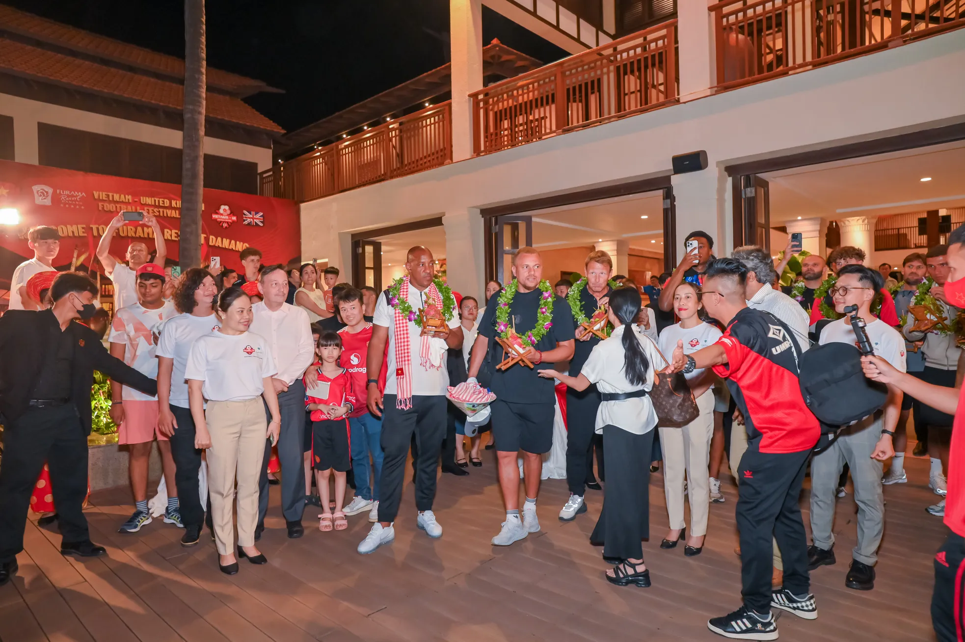 Hai huyền thoại bóng đá Wes Brown và Teddy Sheringham đến Đà Nẵng ảnh 3
