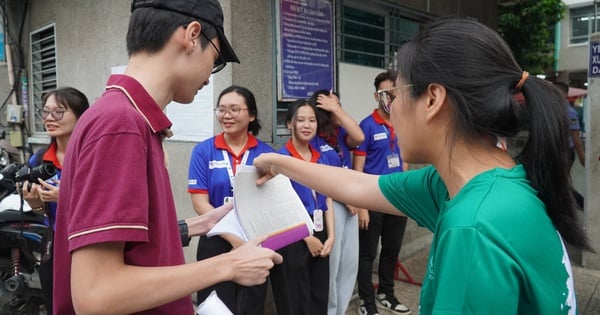 Túc trực tại điểm thi, cô hiệu phó lo lắng điểm danh từng học sinh của mình