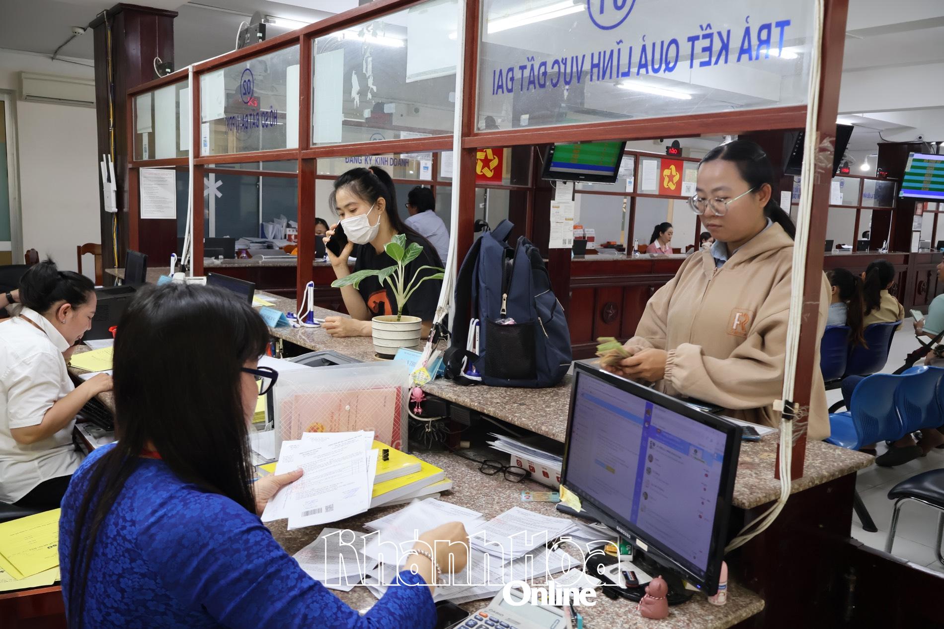 Die Leute kommen zum One-Stop-Department der Stadt Nha Trang, um Landangelegenheiten zu erledigen und Zertifikate für Landnutzungsrechte auszustellen und umzutauschen.