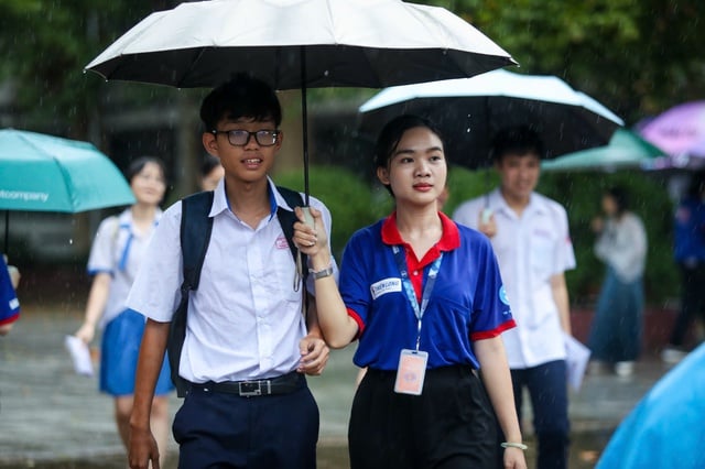 Thi tốt nghiệp THPT 2025: Xem gợi ý giải đề thi môn toán tại đây - Ảnh 9.