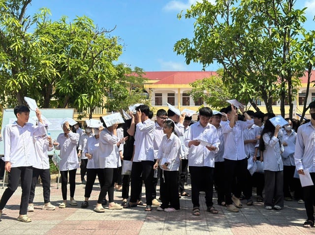 Nữ thí sinh ngất xỉu giữa sân trường sau giờ thi ngữ văn- Ảnh 1.
