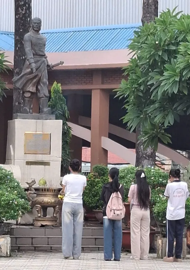 សិស្សជិត 1.15 លាននាក់ឆ្លងផុតការប្រឡងចក្រពត្តិ៖ សំណួរប្រឡងផ្ទាល់ ដោះស្រាយសំណួរអក្សរសាស្ត្រក្នុងរូបថត ១១