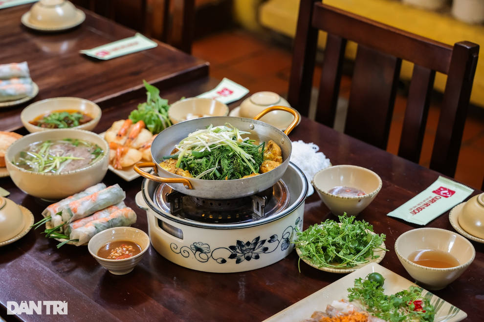 Sao Hàn Quốc thích thú ăn bánh xèo, chả cá khi đến Hà Nội biểu diễn - 2