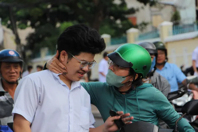 សិស្សជិត 1.15 លាននាក់ឆ្លងផុតការប្រឡងចក្រពត្តិ៖ សំណួរប្រឡងផ្ទាល់ ដោះស្រាយសំណួរអក្សរសាស្ត្រ រូបថតទី ៨