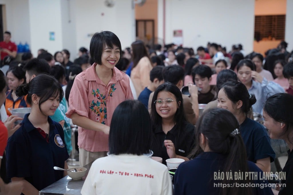 Lãnh đạo nhà trường động viên học sinh trước kỳ thi 