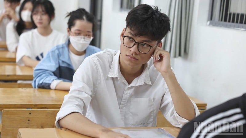 2025년 고등학교 졸업고사 응시자들 (사진: 다이 탕)