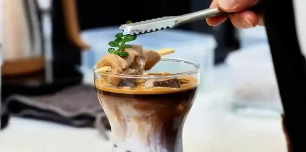 Quán nước ở Trung Quốc gây sốt với món cà phê pha… ruột heo nấu chín - 1