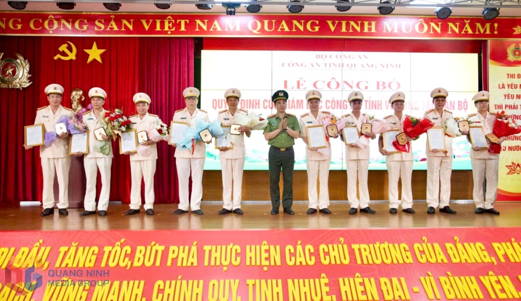 Oberst Tran Van Phuc, Parteisekretär und Direktor der Provinzpolizeibehörde, stellte den Führungskräften auf Abteilungsebene die Ruhestandsentscheidungen vor.