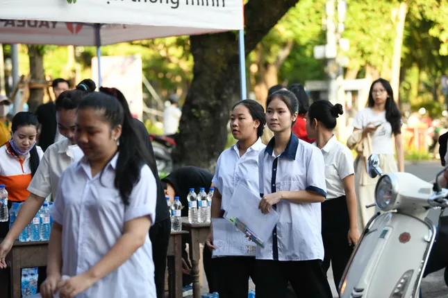 សិស្សជិត 1.15 លាននាក់ឆ្លងផុតការប្រឡងចក្រពត្តិ៖ សំណួរប្រឡងផ្ទាល់ ដោះស្រាយសំណួរអក្សរសាស្ត្រ រូបថត 38