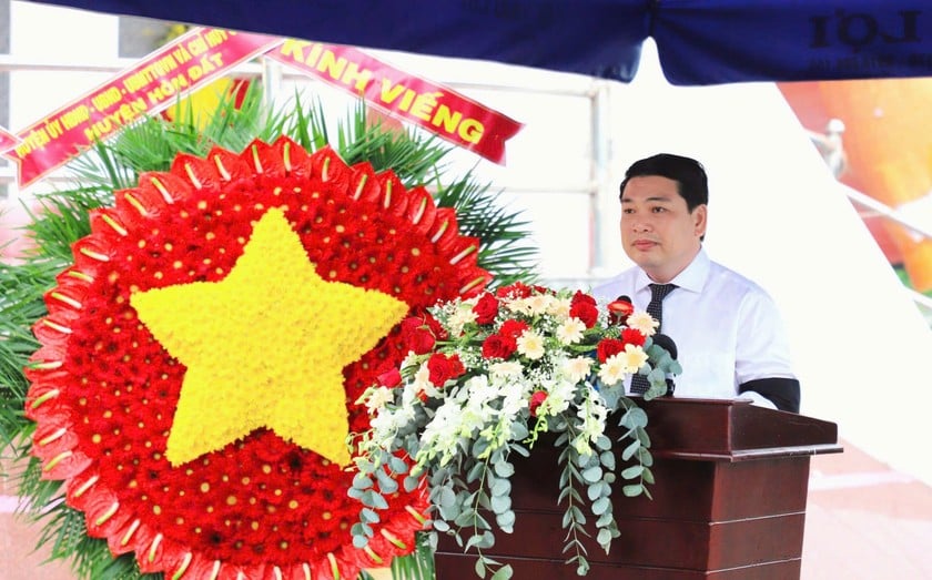 Phó Chủ tịch UBND tỉnh Kiên Giang Lê Trung Hồ đọc Điếu văn truy điệu, an táng hài cốt liệt sĩ