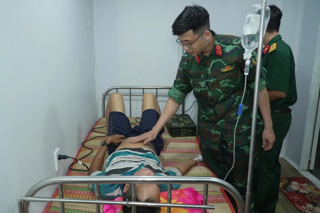 Ngư dân thủng tạng giữa biển khơi, được trực thăng đưa về đất liền cấp cứu - 1